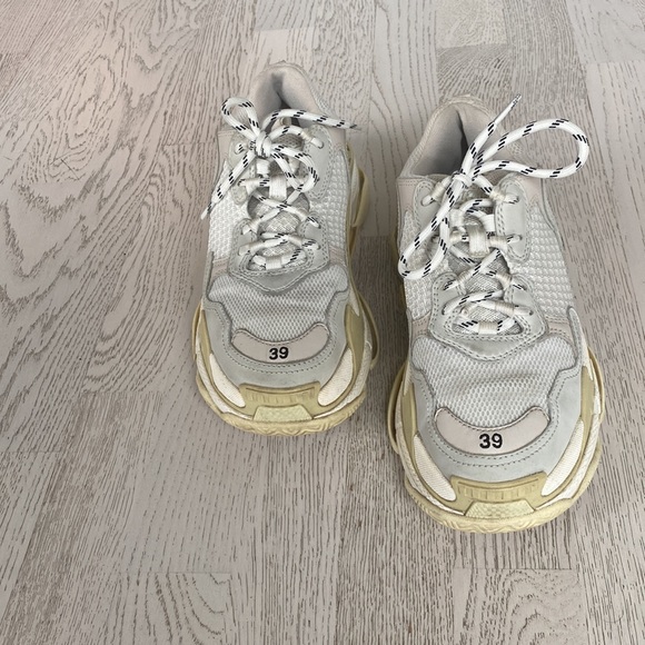 Balenciaga Triple S sneaker in off white. Size 39 (size 9) - Picture 8 of 8